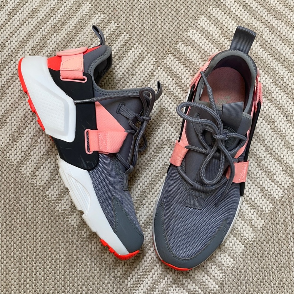 Women’s Nike Air Huarache City Low Sneakers 8.5